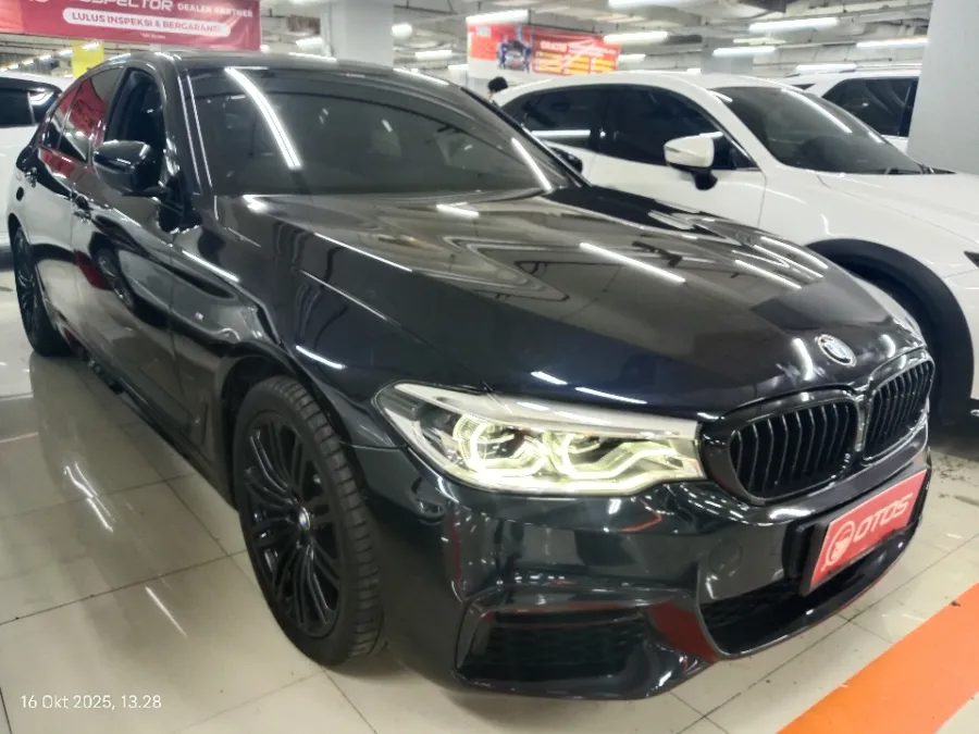 Foto Mobil Bekas Kanan Depan BMW 520i 2.0 tahun 2020