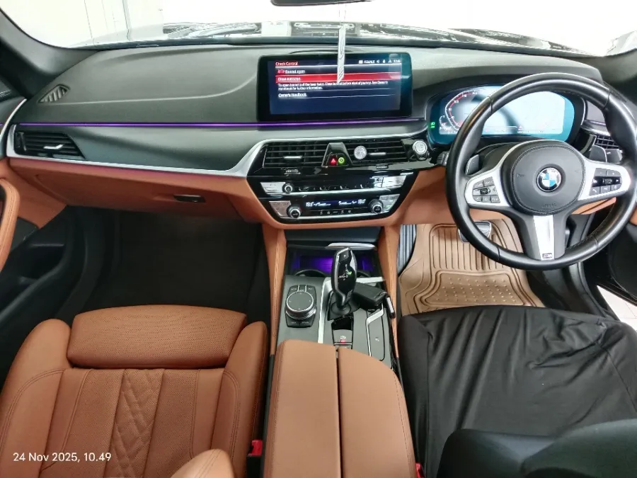 Foto Mobil Bekas Dashboard BMW 520i 2.0 tahun 2022