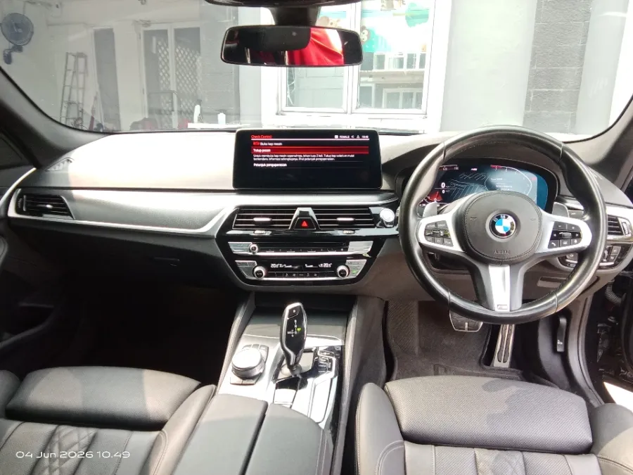 Foto Mobil Bekas Dashboard BMW 520i 2.0 tahun 2022