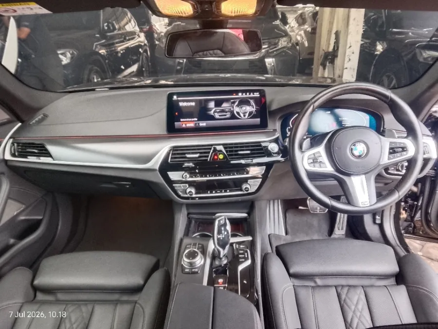 Foto Mobil Bekas Dashboard BMW 520i 2.0 tahun 2022
