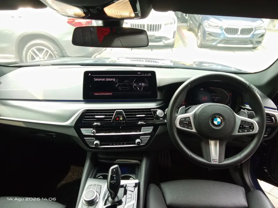 Foto Mobil Bekas Dashboard BMW 520i 2.0 tahun 2022