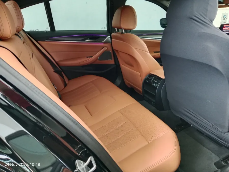 Foto Mobil Bekas Kabin Belakang BMW 520i 2.0 tahun 2022