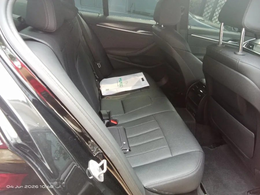 Foto Mobil Bekas Kabin Belakang BMW 520i 2.0 tahun 2022