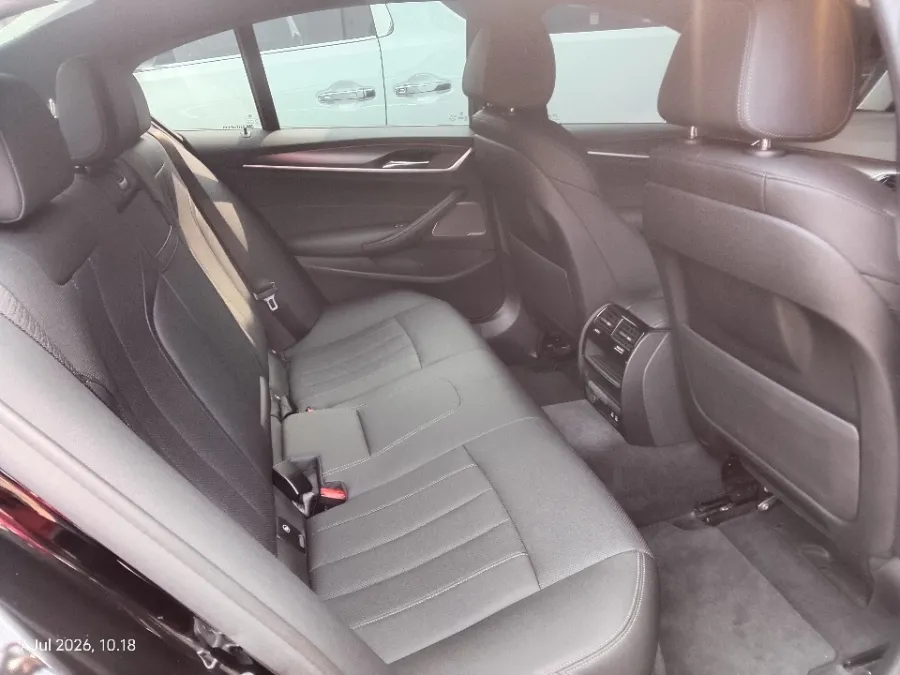 Foto Mobil Bekas Kabin Belakang BMW 520i 2.0 tahun 2022