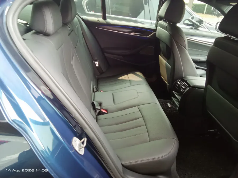 Foto Mobil Bekas Kabin Belakang BMW 520i 2.0 tahun 2022