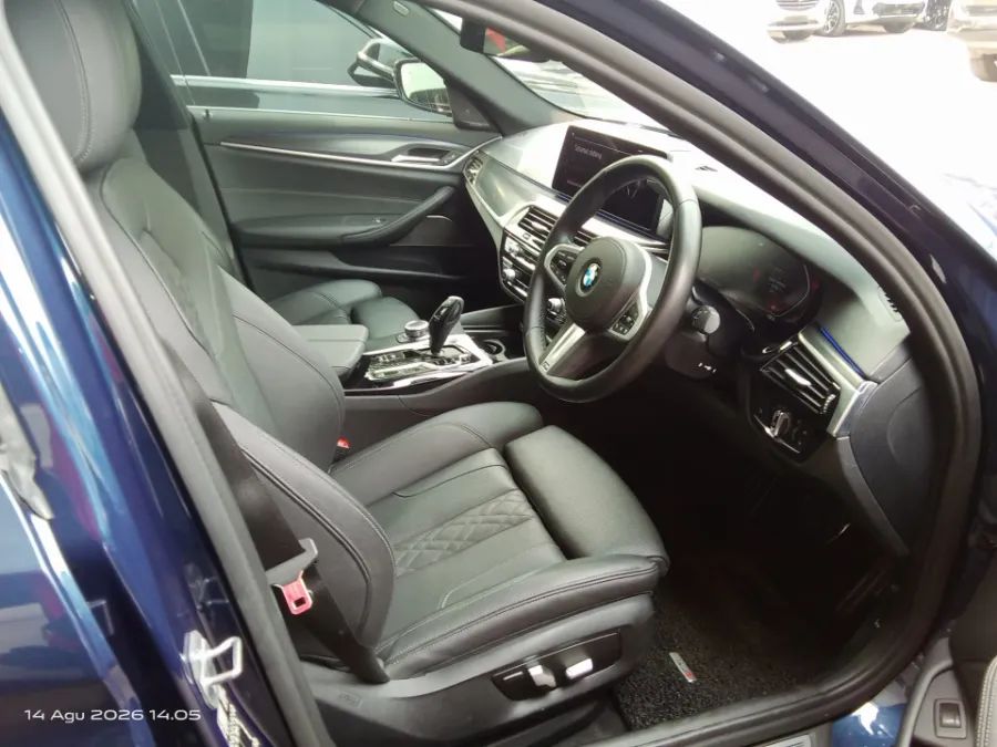 Foto Mobil Bekas Kabin Depan BMW 520i 2.0 tahun 2022