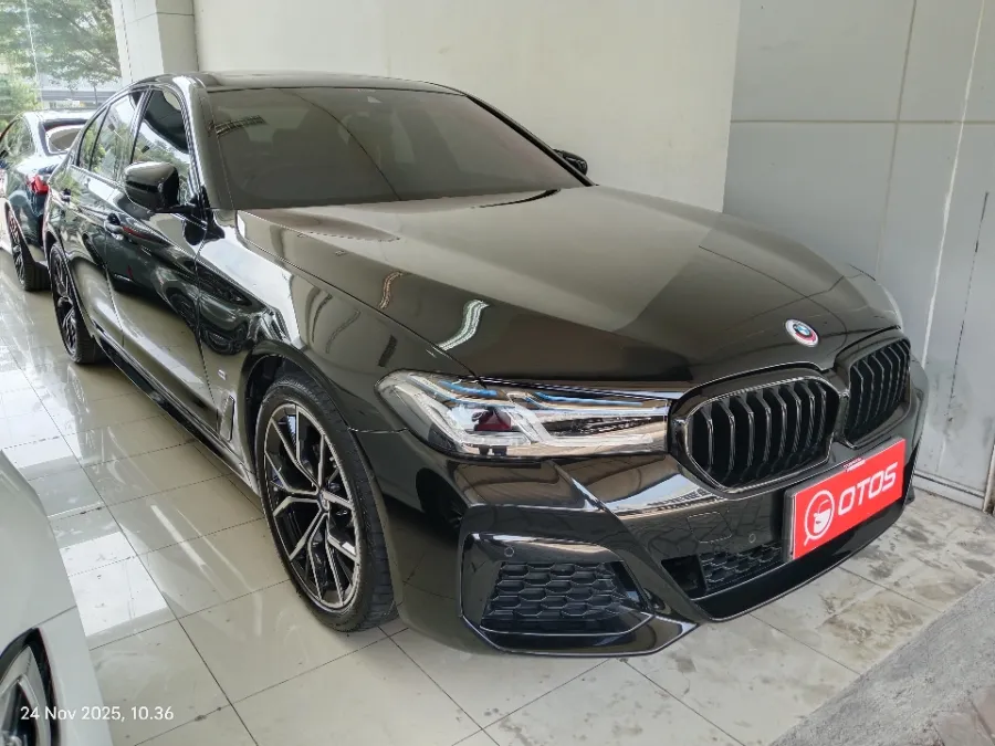 Foto Mobil Bekas Kanan Depan BMW 520i 2.0 tahun 2022