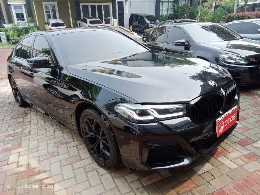 Foto Mobil Bekas Kanan Depan BMW 520i 2.0 tahun 2022