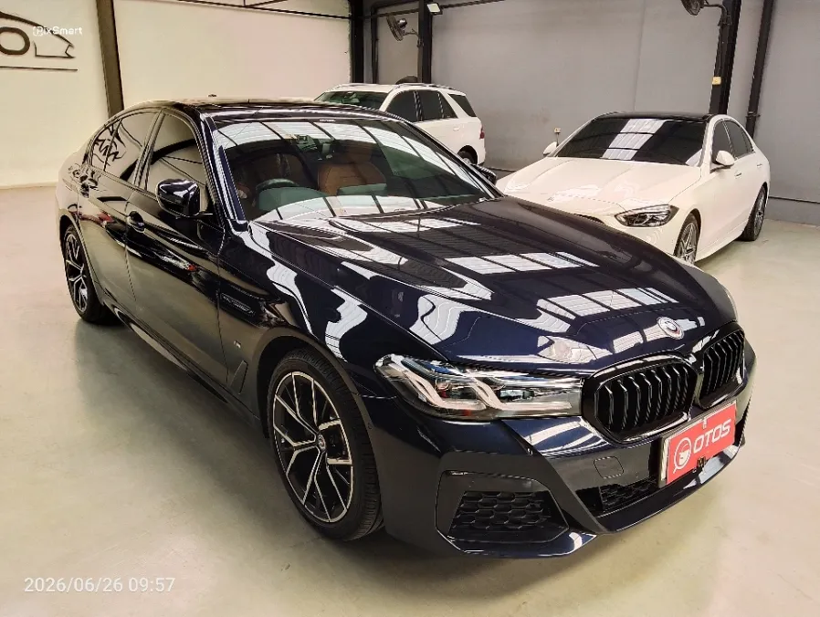 Foto Mobil Bekas Kanan Depan BMW 520i 2.0 tahun 2022