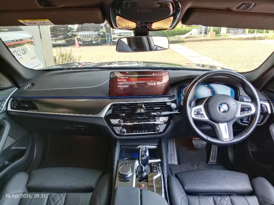 Foto Mobil Bekas Dashboard BMW 520i 2.0 tahun 2023