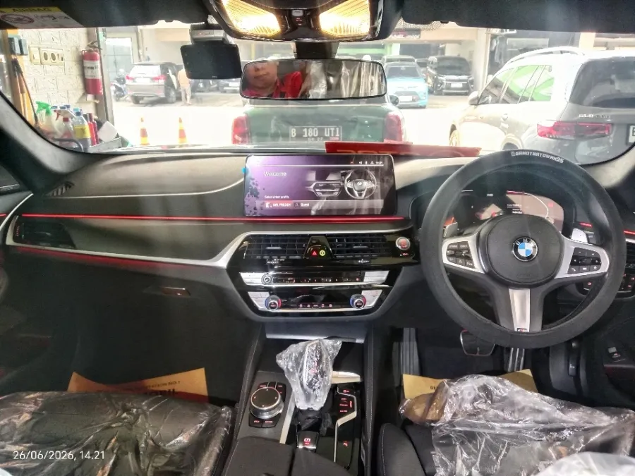Foto Mobil Bekas Dashboard BMW 520i 2.0 tahun 2023