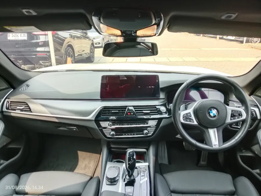 Foto Mobil Bekas Dashboard BMW 520i 2.0 tahun 2023