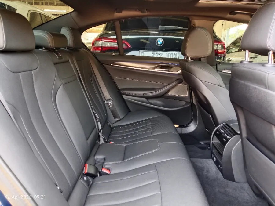 Foto Mobil Bekas Kabin Belakang BMW 520i 2.0 tahun 2023