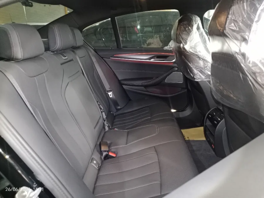 Foto Mobil Bekas Kabin Belakang BMW 520i 2.0 tahun 2023
