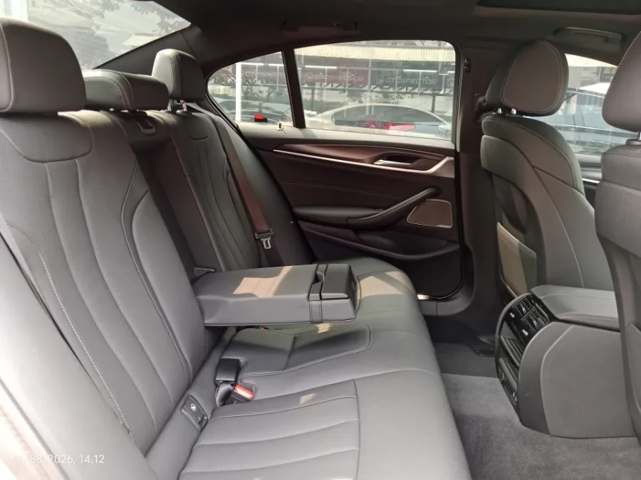 Foto Mobil Bekas Kabin Belakang BMW 520i 2.0 tahun 2023