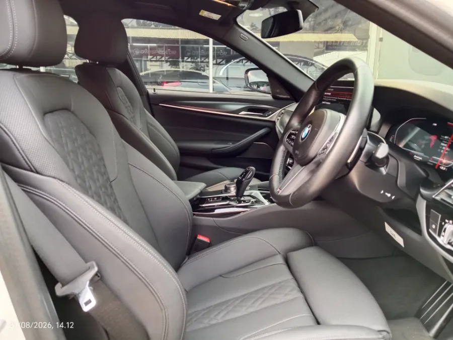 Foto Mobil Bekas Kabin Depan BMW 520i 2.0 tahun 2023