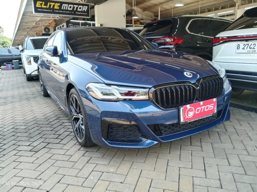 Foto Mobil Bekas Kanan Depan BMW 520i 2.0 tahun 2023