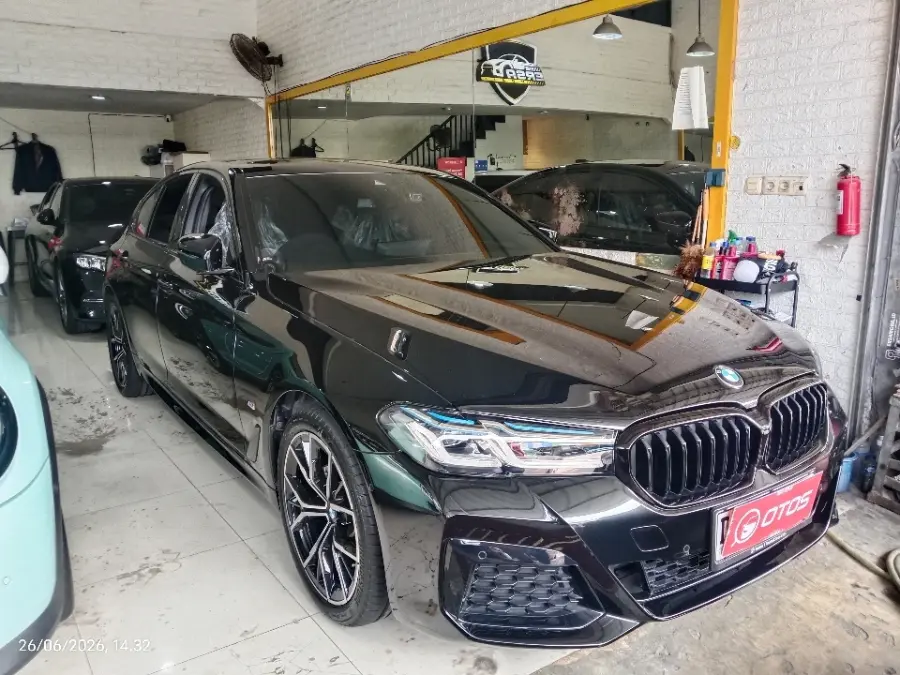 Foto Mobil Bekas Kanan Depan BMW 520i 2.0 tahun 2023