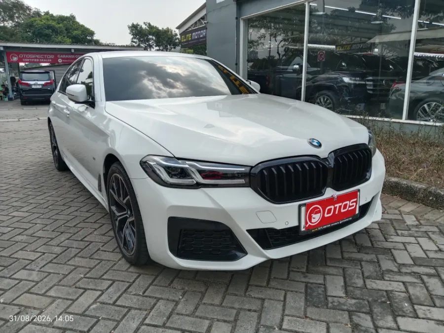 Foto Mobil Bekas Kanan Depan BMW 520i 2.0 tahun 2023