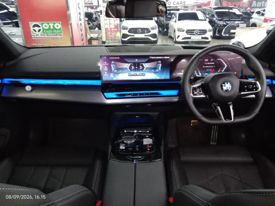 Foto Mobil Bekas Dashboard BMW 520i 2.0 tahun 2024