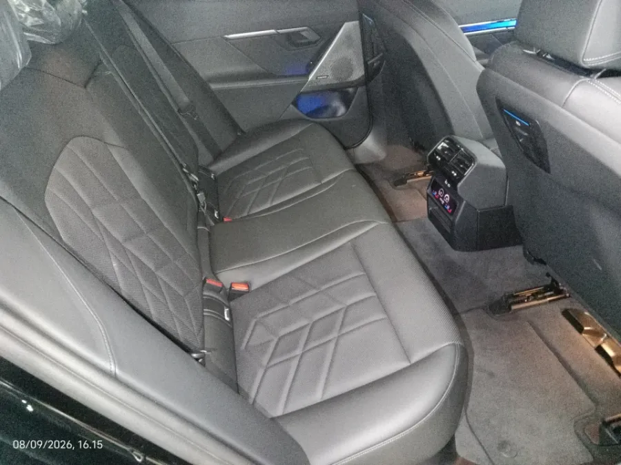 Foto Mobil Bekas Kabin Belakang BMW 520i 2.0 tahun 2024