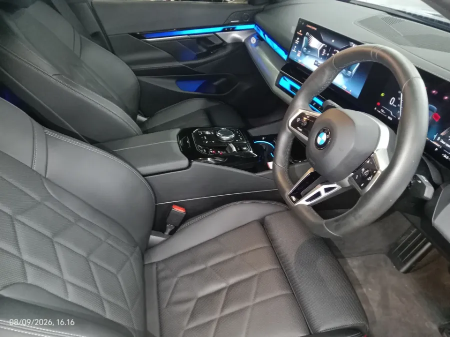 Foto Mobil Bekas Kabin Depan BMW 520i 2.0 tahun 2024