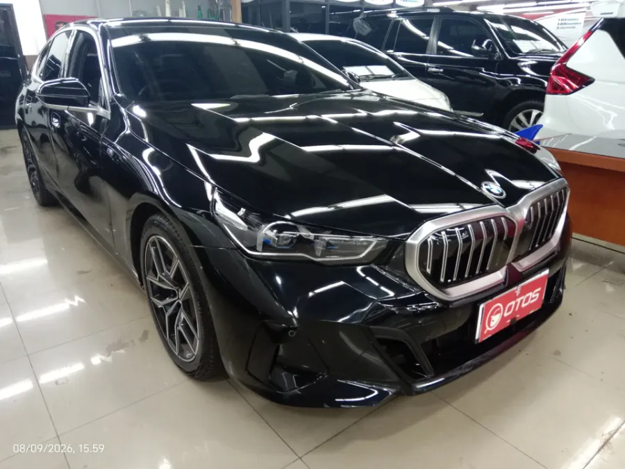 Foto Mobil Bekas Kanan Depan BMW 520i 2.0 tahun 2024