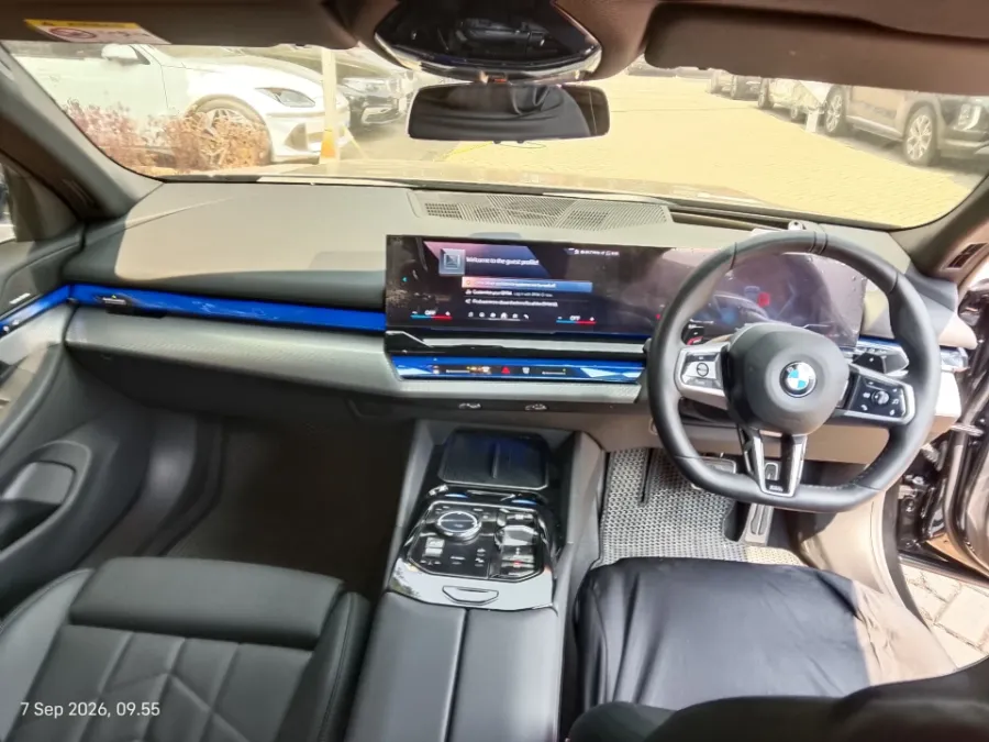 Foto Mobil Bekas Dashboard BMW 520i 2.0 tahun 2025