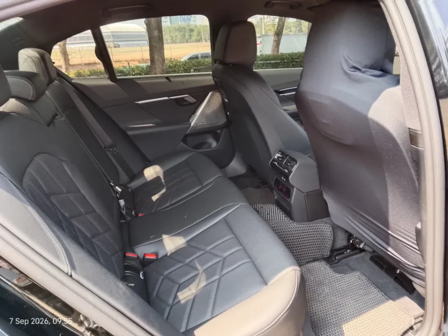 Foto Mobil Bekas Kabin Belakang BMW 520i 2.0 tahun 2025