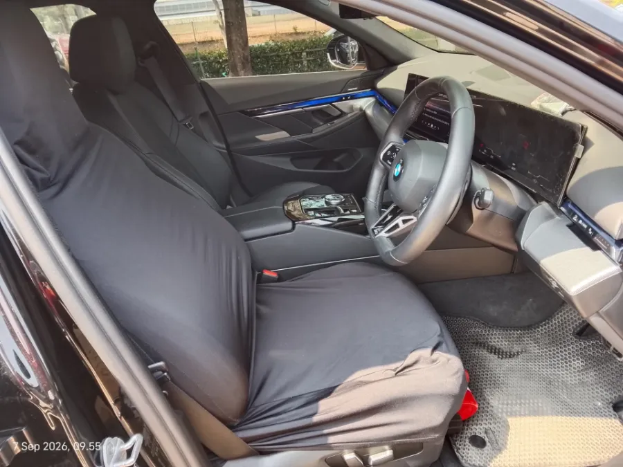 Foto Mobil Bekas Kabin Depan BMW 520i 2.0 tahun 2025