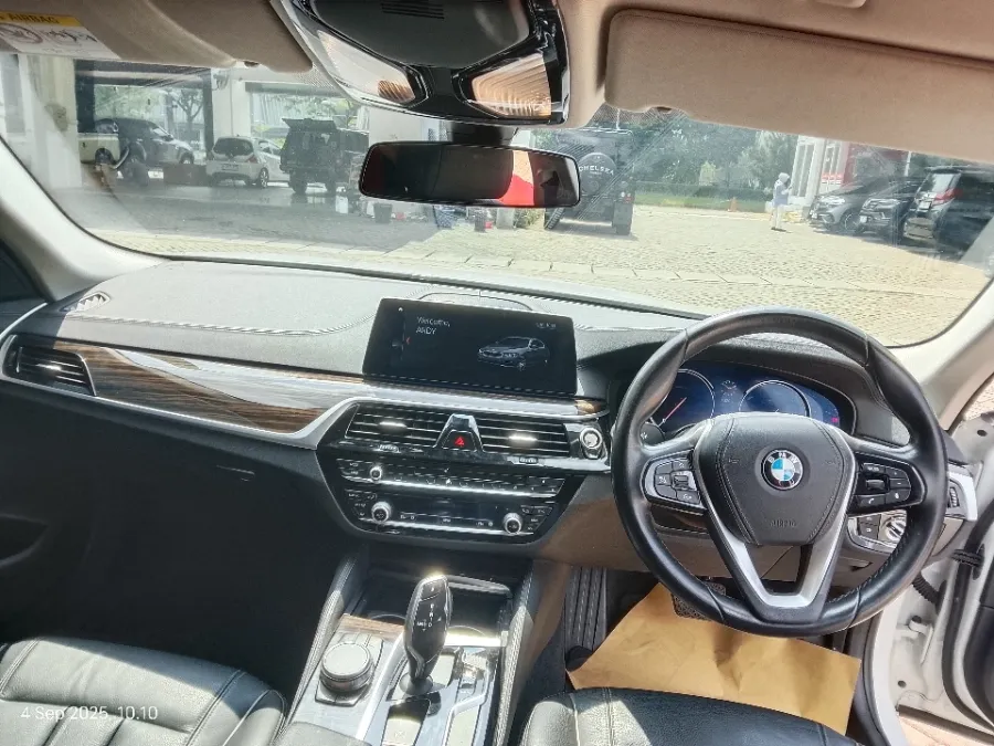 Foto Mobil Bekas Dashboard BMW 520i 2.0 Luxury tahun 2018