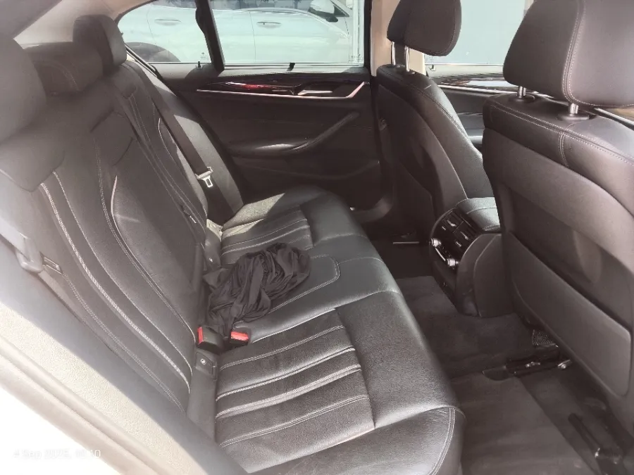 Foto Mobil Bekas Kabin Belakang BMW 520i 2.0 Luxury tahun 2018