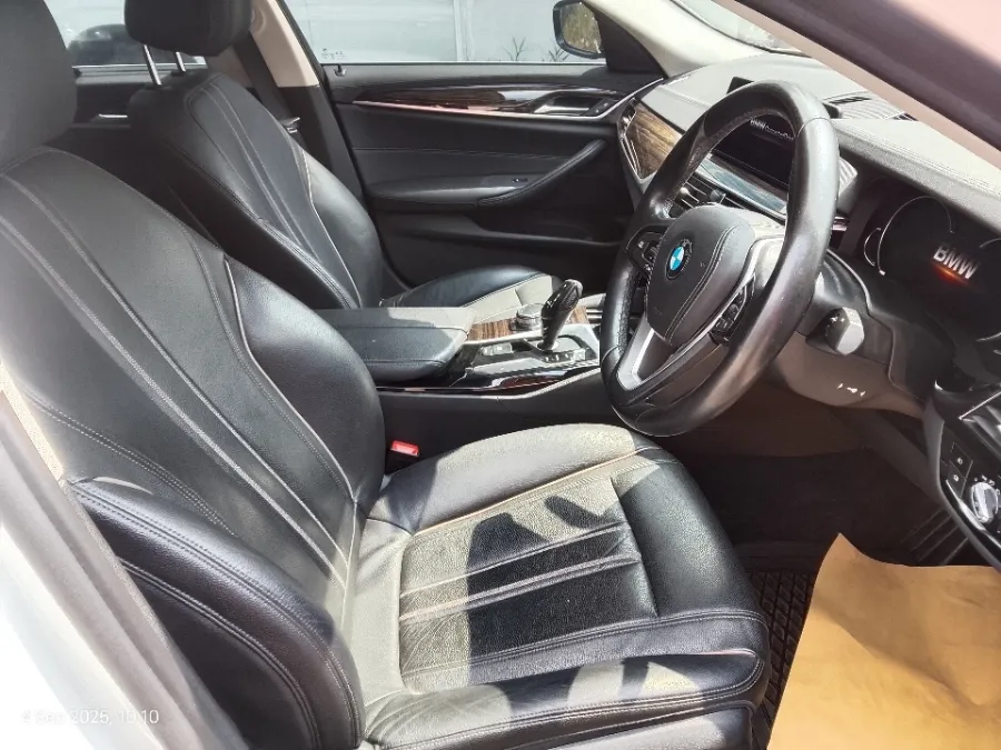 Foto Mobil Bekas Kabin Depan BMW 520i 2.0 Luxury tahun 2018