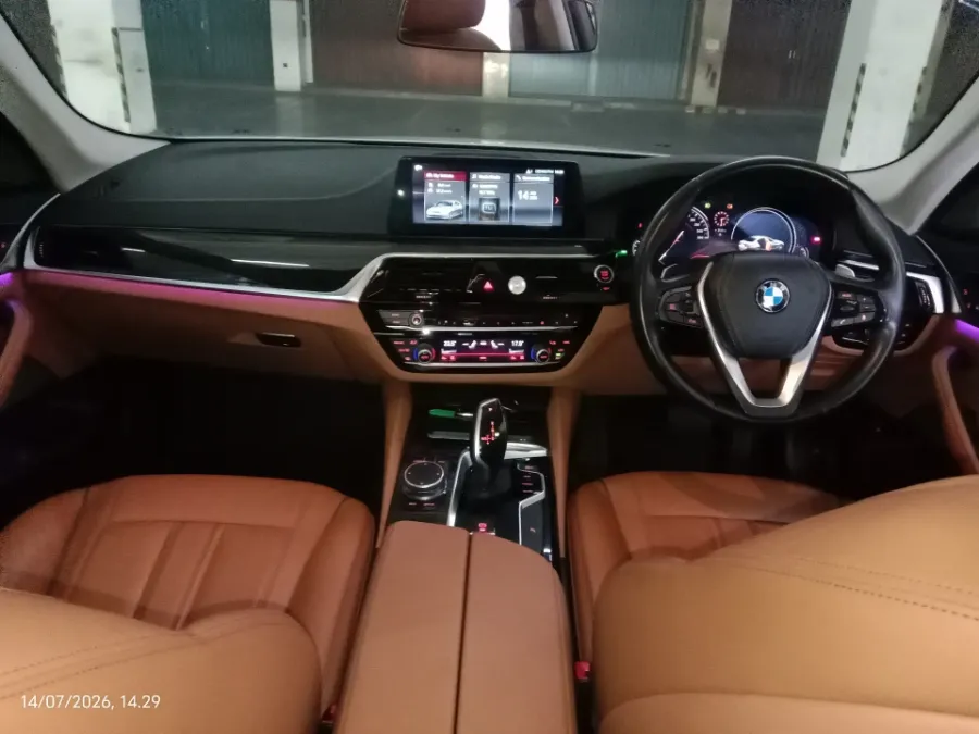 Foto Mobil Bekas Dashboard BMW 530i 2.0 tahun 2018