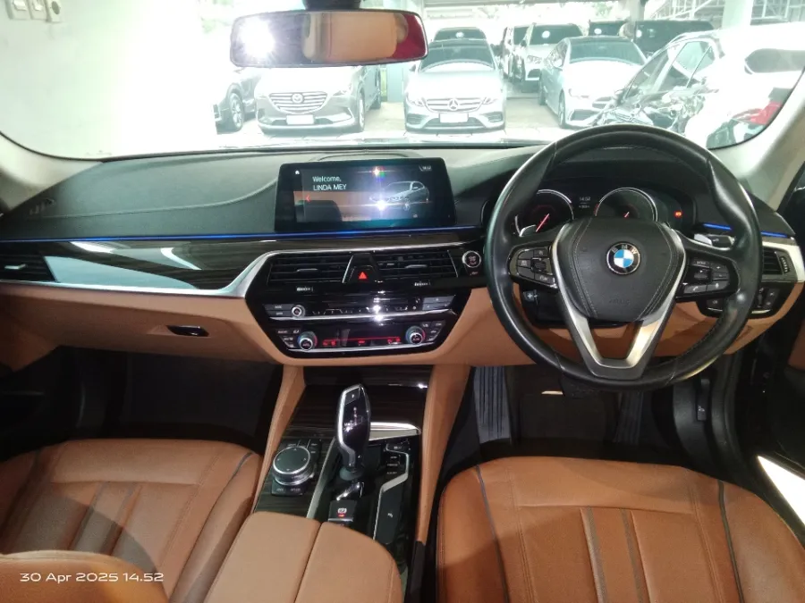 Foto Mobil Bekas Dashboard BMW 530i 2.0 tahun 2018