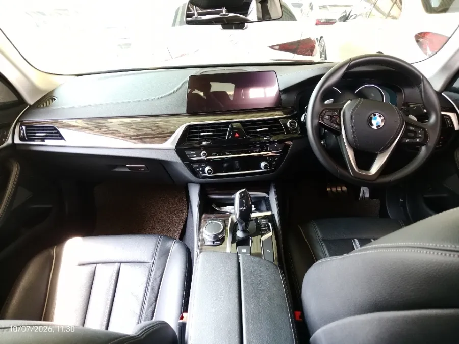 Foto Mobil Bekas Dashboard BMW 530i 2.0 tahun 2018