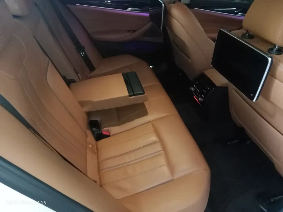 Foto Mobil Bekas Kabin Belakang BMW 530i 2.0 tahun 2018