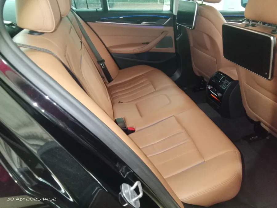 Foto Mobil Bekas Kabin Belakang BMW 530i 2.0 tahun 2018