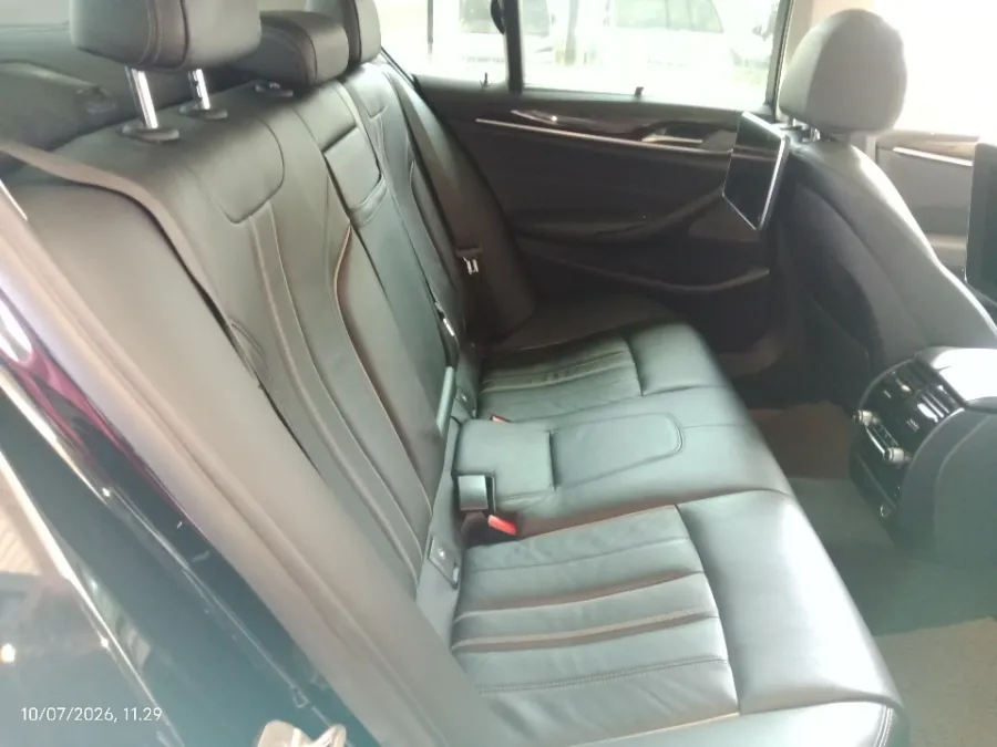 Foto Mobil Bekas Kabin Belakang BMW 530i 2.0 tahun 2018
