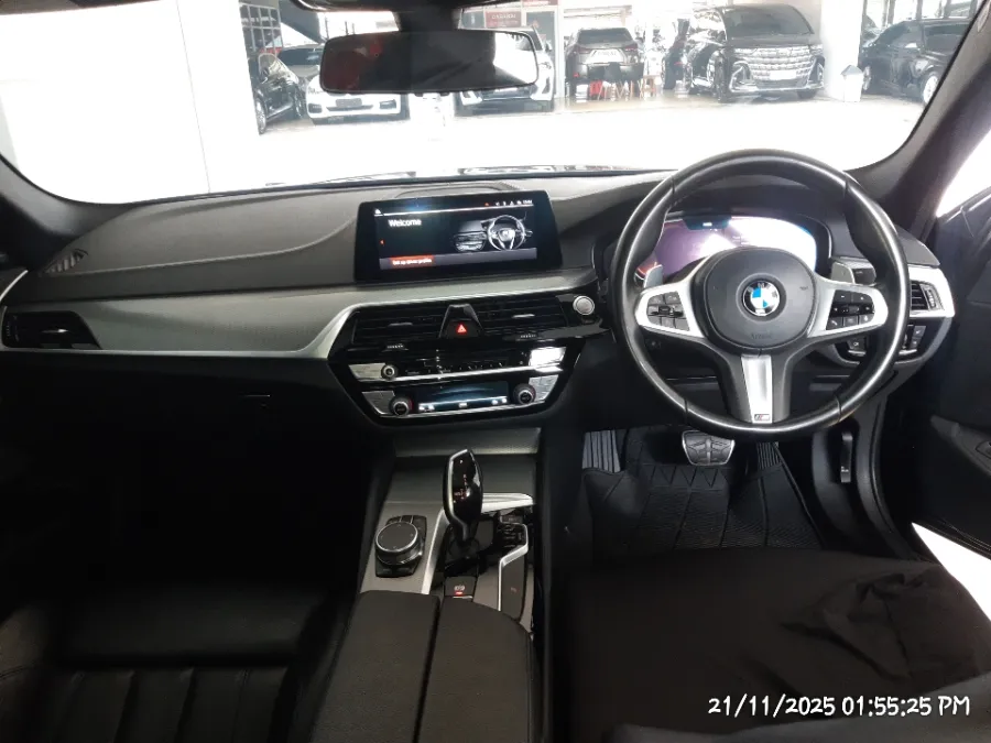 Foto Mobil Bekas Dashboard BMW 530i 2.0 tahun 2019
