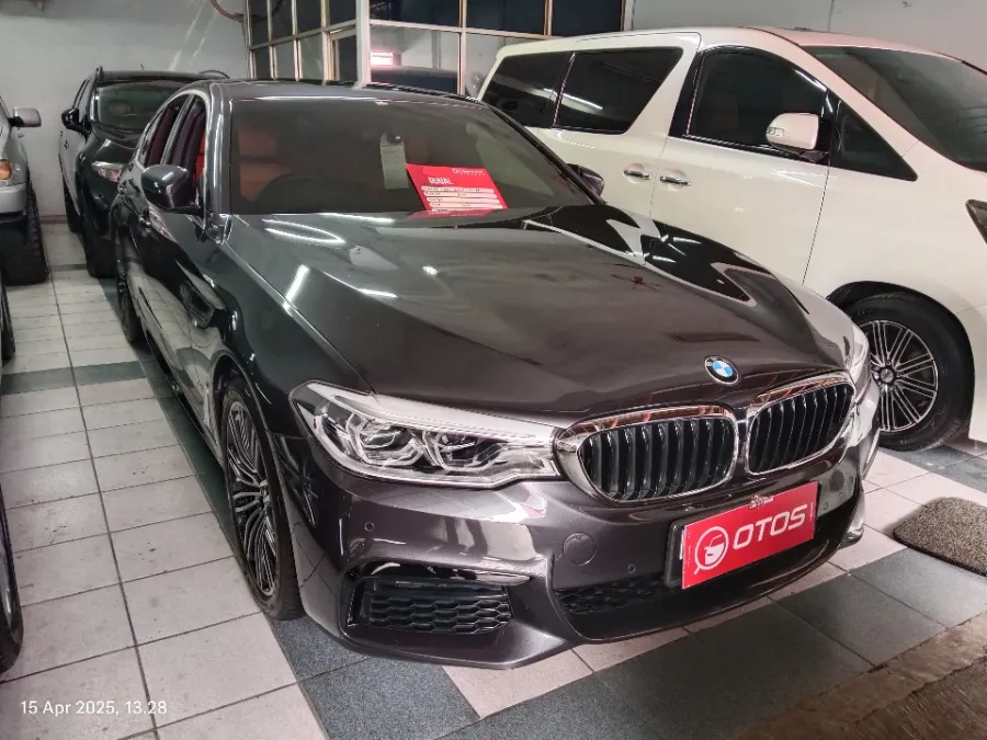 Foto Mobil Bekas Kanan Depan BMW 530i 2.0 tahun 2019