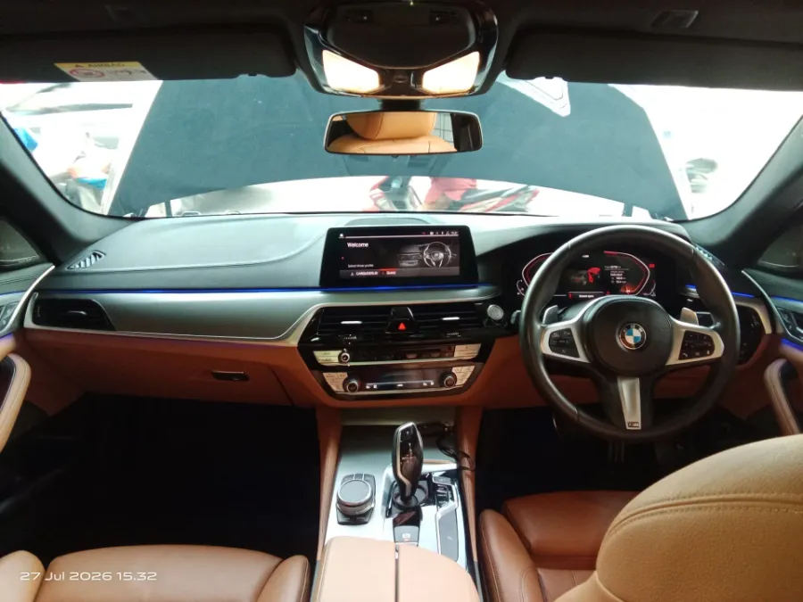 Foto Mobil Bekas Dashboard BMW 530i 2.0 tahun 2020