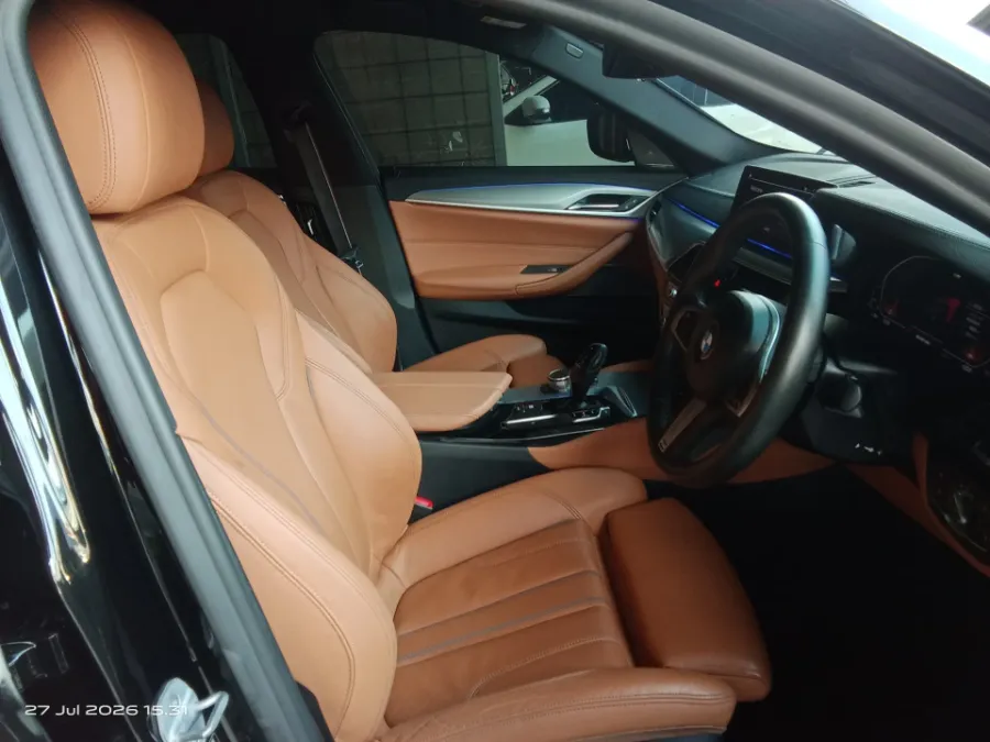 Foto Mobil Bekas Kabin Depan BMW 530i 2.0 tahun 2020