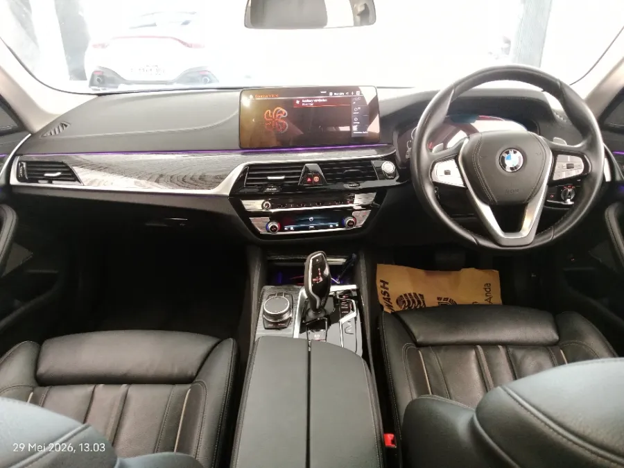 Foto Mobil Bekas Dashboard BMW 530i 2.0 tahun 2021
