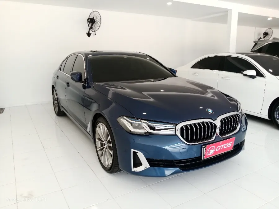 Foto Mobil Bekas Kanan Depan BMW 530i 2.0 tahun 2021