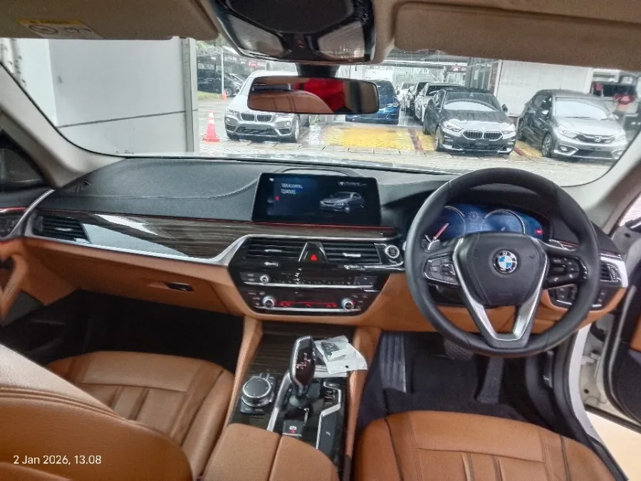 Foto Mobil Bekas Dashboard BMW 530i 2.0 Luxury tahun 2017
