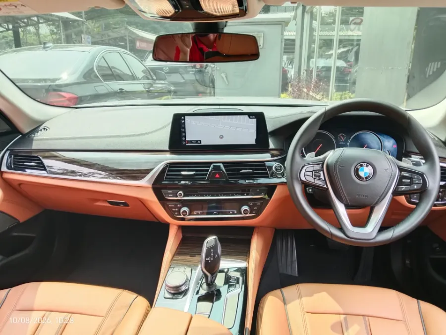 Foto Mobil Bekas Dashboard BMW 530i 2.0 Luxury tahun 2017