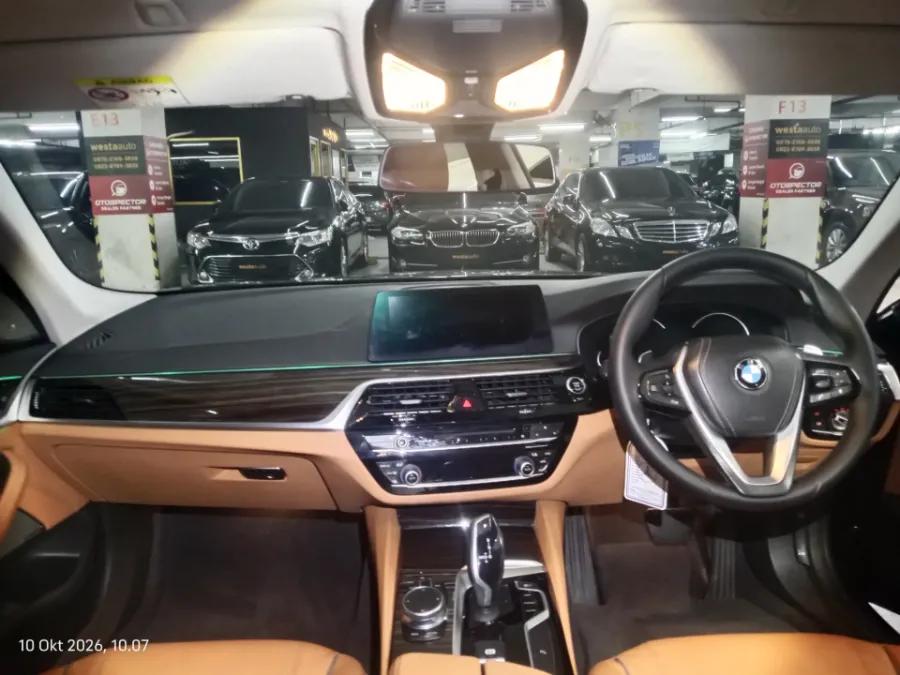 Foto Mobil Bekas Dashboard BMW 530i 2.0 Luxury tahun 2017