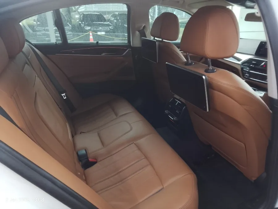 Foto Mobil Bekas Kabin Belakang BMW 530i 2.0 Luxury tahun 2017