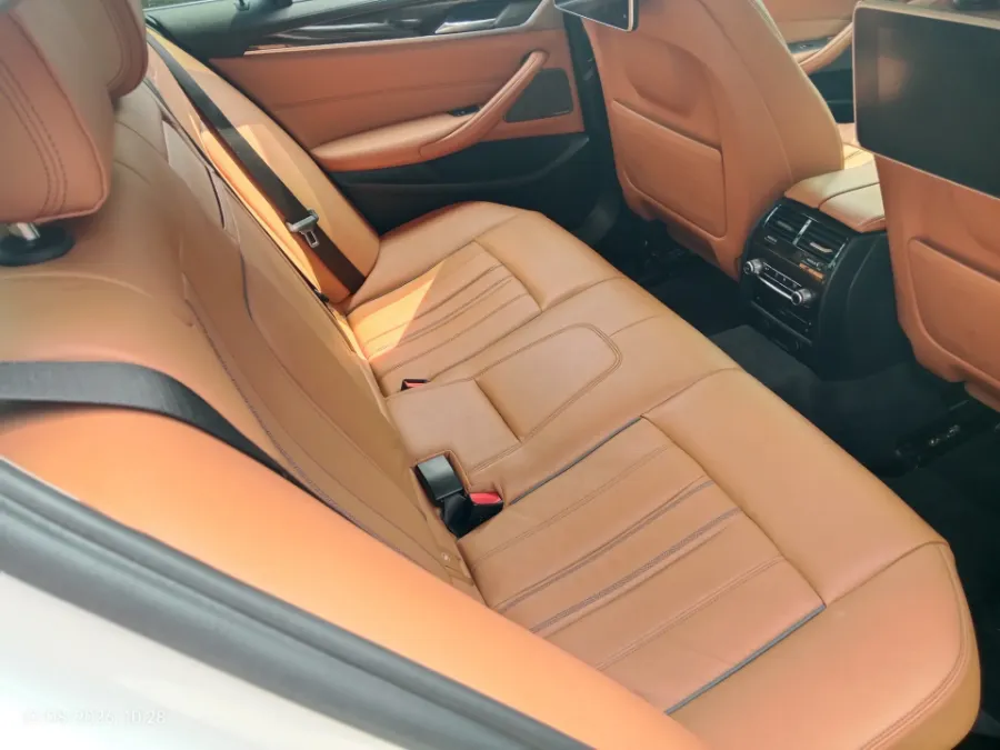 Foto Mobil Bekas Kabin Belakang BMW 530i 2.0 Luxury tahun 2017